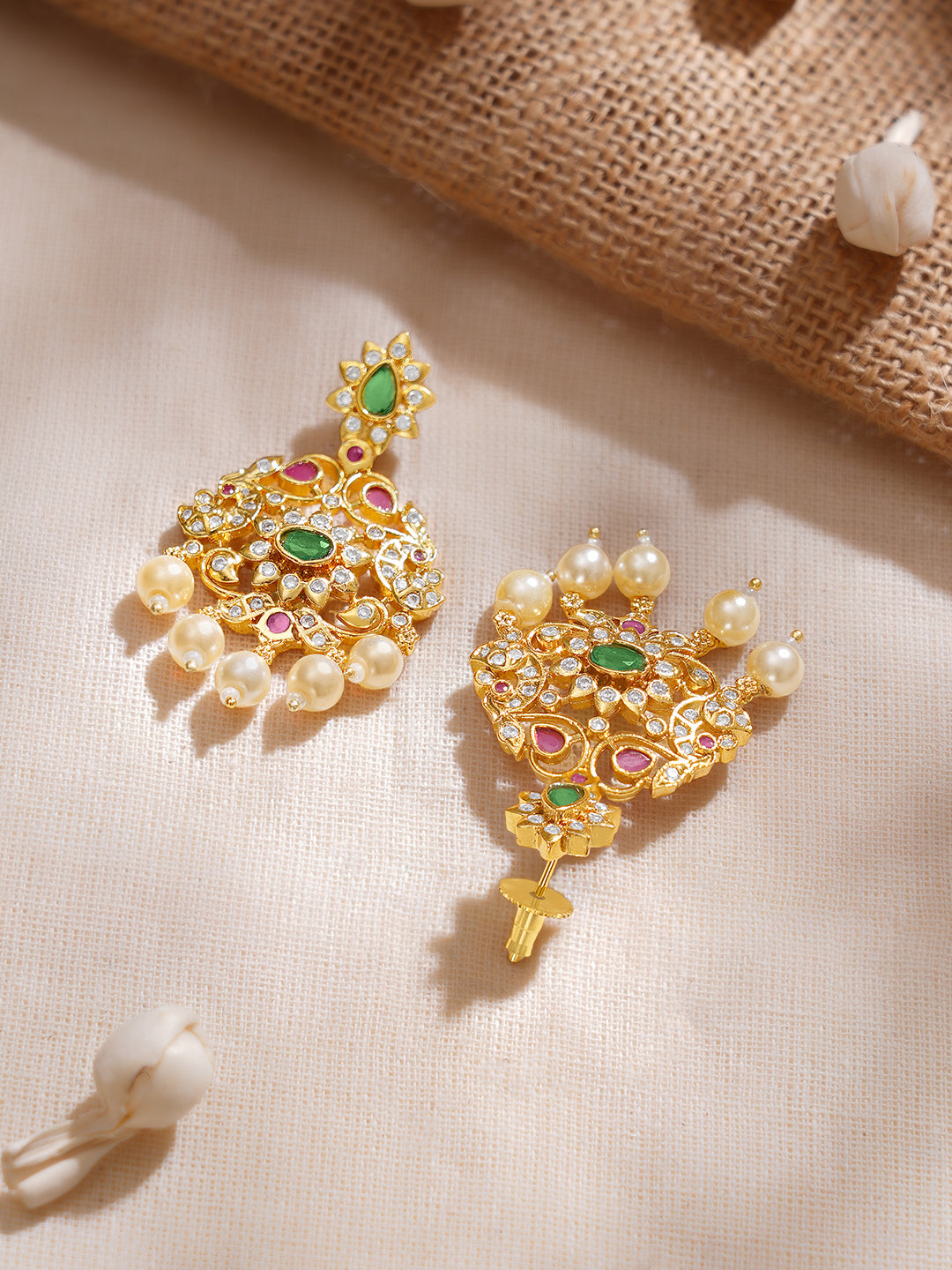 【Rubans】 Women Gold-Plated Emerald Green & Cubic Zirconia Stone Studded Temple Jewellery Set|ゴールドプレーテッド エメラルドグリーン&キュービックジルコニア テンプル ジュエリーセット|Gold