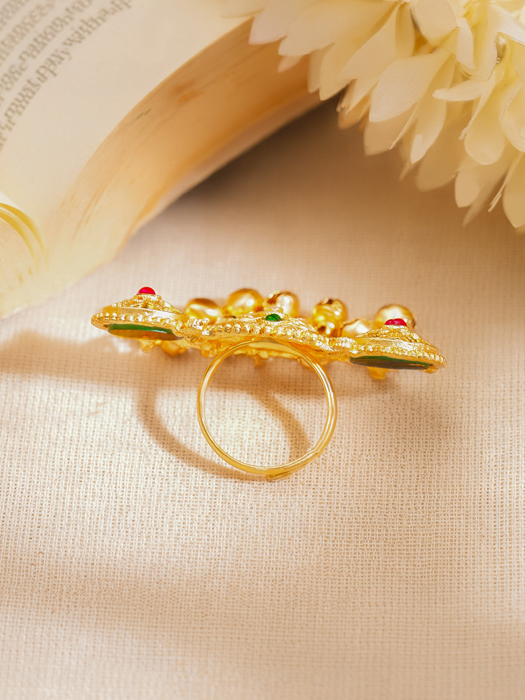 【Rubans】 Gold Plated Kundan Emerald Green Ring with Ghungroo Drops|ゴールドメッキ クンダン エメラルドグリーン グングルー リング