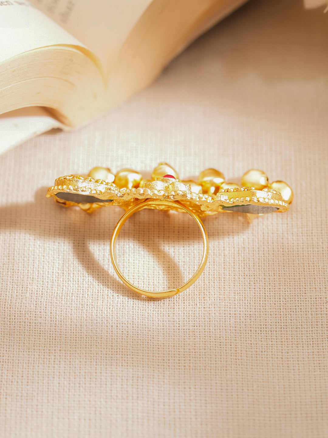 【Rubans】 Gold Plated Kundan Emerald Green Ring With Ghungroo Drops|ゴールドメッキ クンダン エメラルドグリーン グングルー リング