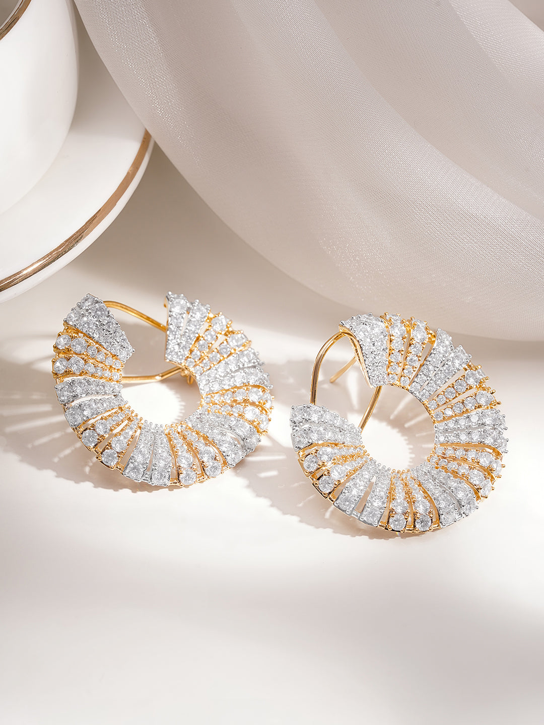 【Rubans】 Dual Tone Crystal Radiant Swirl Hoop Earrings|デュアルトーン クリスタル スワール フープイヤリング