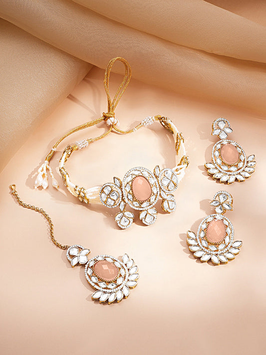 【Rubans】 Gold Plated Pearl Beaded Kundan Peach Choker Set With Maang Tikka|ゴールドメッキ パールビーズ クンダン ピーチ チョーカーセット(マーンティッカ付き)