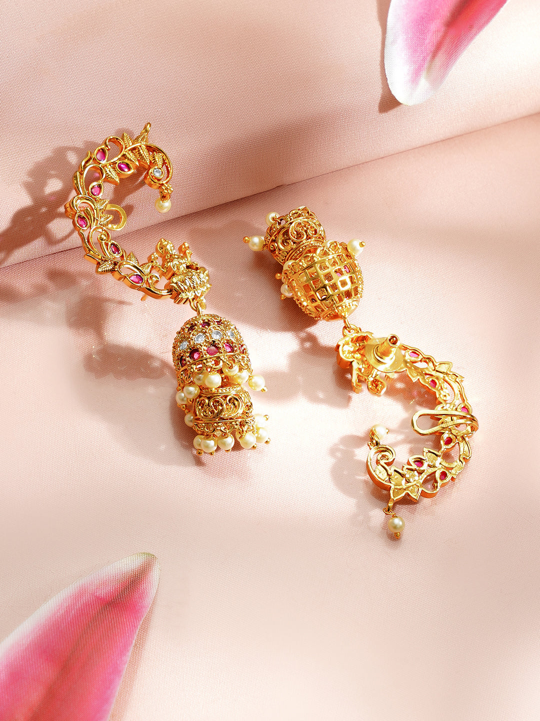 【Rubans】 Gold Plated Lakshmi Motif Pearl Drop American Diamond Zirconia Cuff Jhumkas|ゴールドメッキ ラクシュミーモチーフ パールドロップ アメリカンダイヤモンド イヤカフ ジュムカ