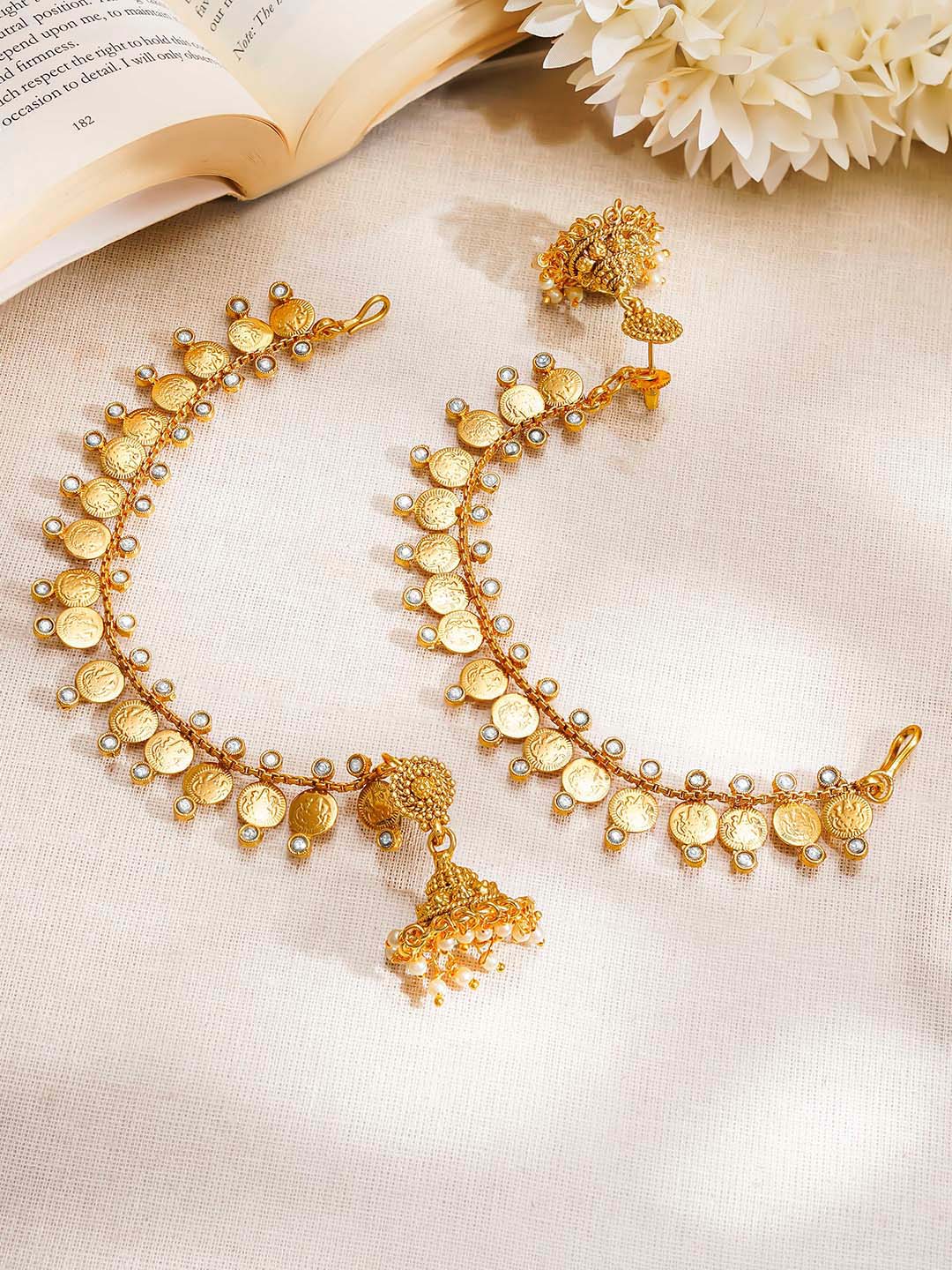 【Rubans】 Gold Plated Laxmi Motif Pearl Beaded Kaan Chain Jhumkas|ゴールドメッキ ラクシュミーモチーフ パールビーズ カーンチェーン ジュムカ