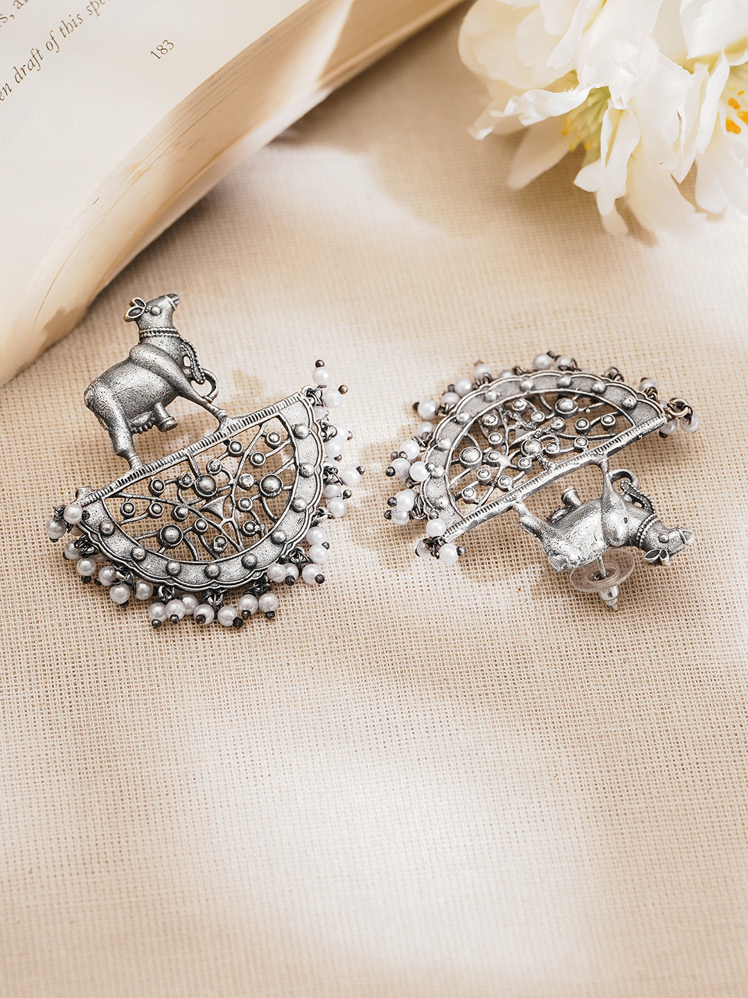 Rubans Oxidised Silver Plated Brass Cow Motif Pearl Chandbali Earrings フリーサイズ