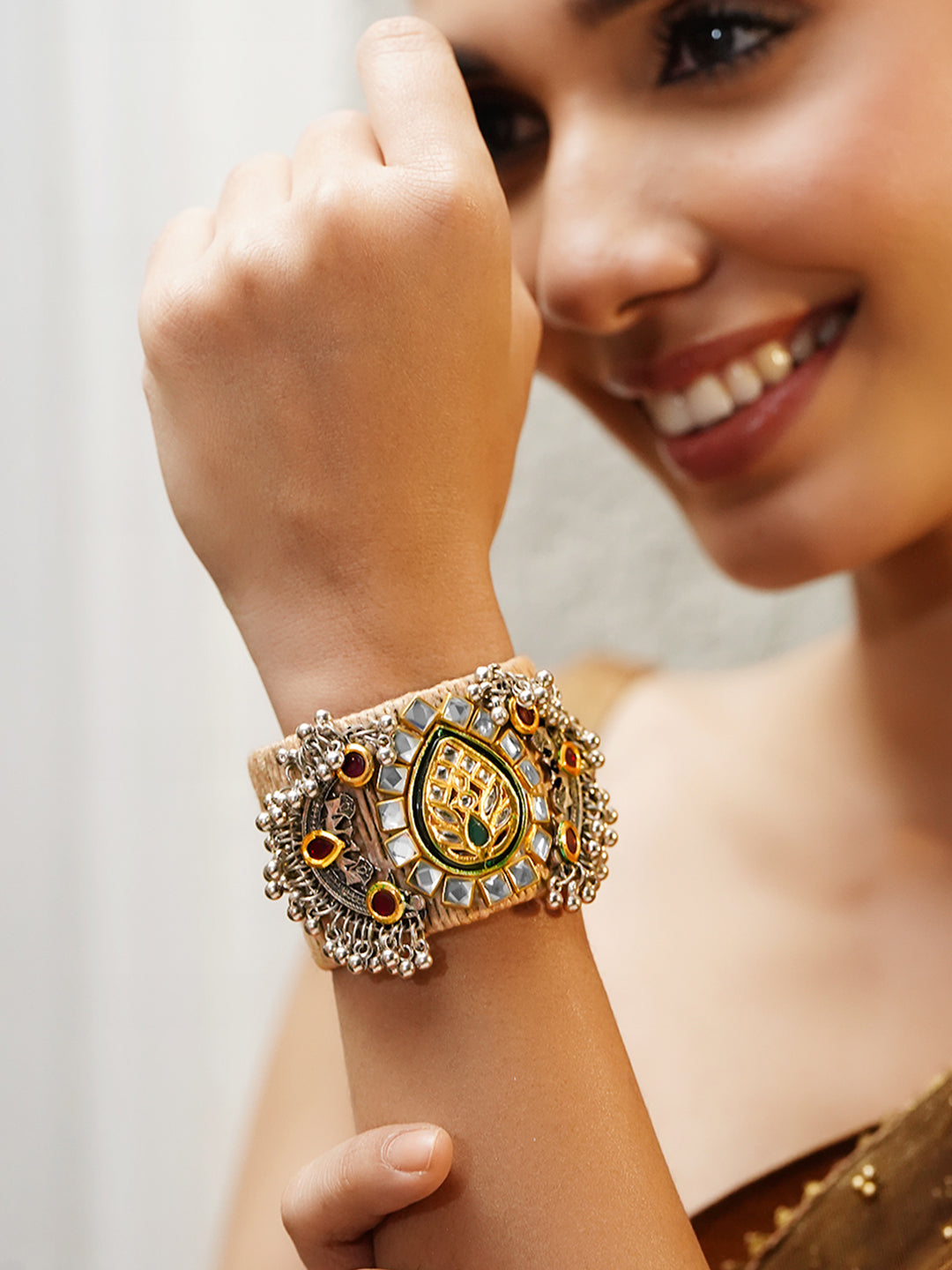 Rubans Women Brass Kundan Gold-Plated Cuff Bracelet フリーサイズ