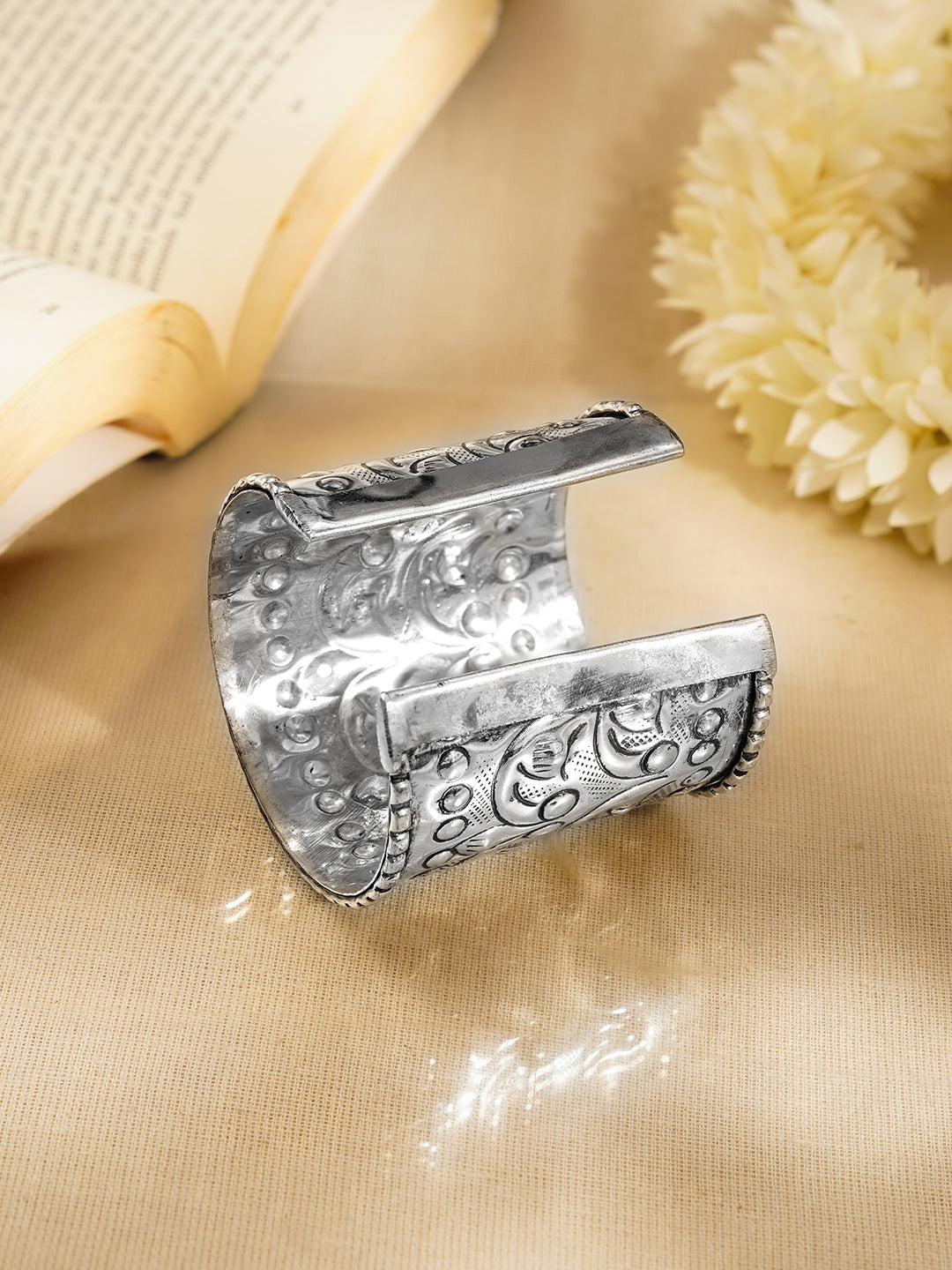 【Rubans】 Oxidised Silver Plated Engraved Statement Cuff Bracelet|オキシダイズド シルバーメッキ 彫刻 ステートメント カフブレスレット
