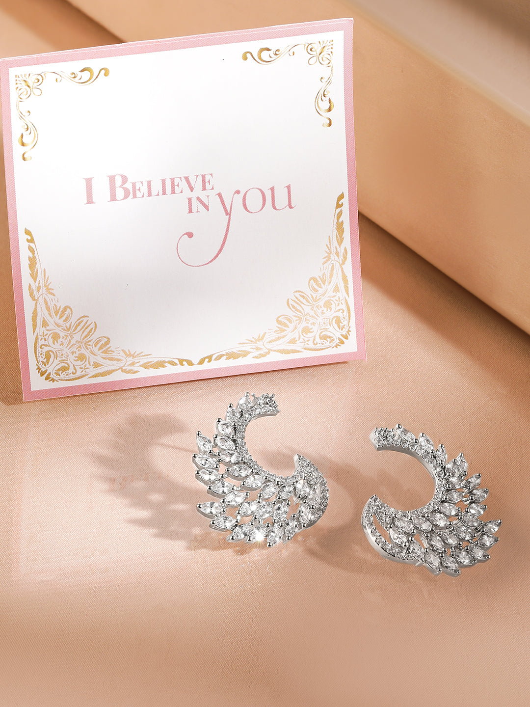 【Rubans】 Rhodium Plated White Cubic Zirconia Studded Handcrafted Feather Shaped Statement Stud Earrings|ロジウムメッキ ホワイトCZ フェザー ステートメント スタッドイヤリング