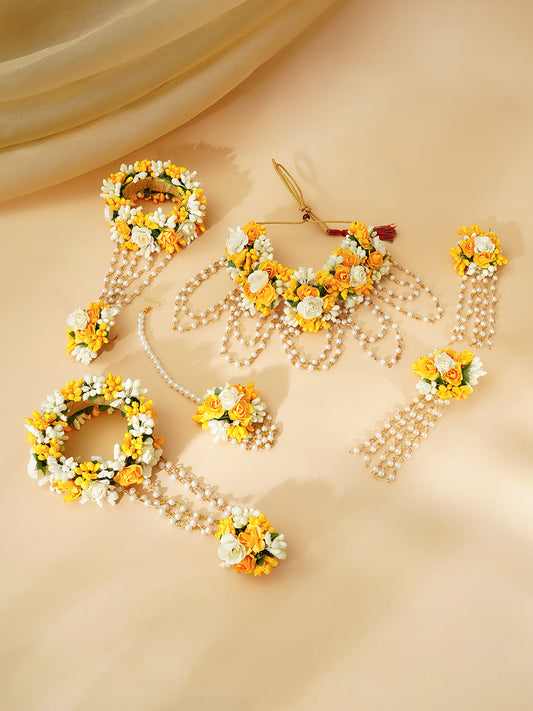 【Rubans】 Gold Plated Pearl Beaded Yellow & White Floral Choker Necklace Set With Maang Tikka & Hathphool|ゴールドメッキ パールビーズ イエロー&ホワイト フローラル チョーカーセット(マーンティッカ・ハスプール付き)