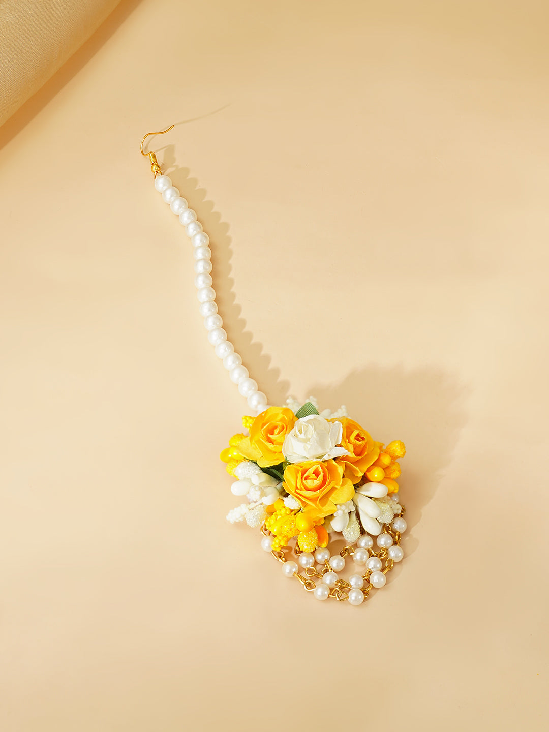 【Rubans】 Gold Plated Pearl Beaded Yellow & White Floral Choker Necklace Set With Maang Tikka & Hathphool|ゴールドメッキ パールビーズ イエロー&ホワイト フローラル チョーカーセット(マーンティッカ・ハスプール付き)