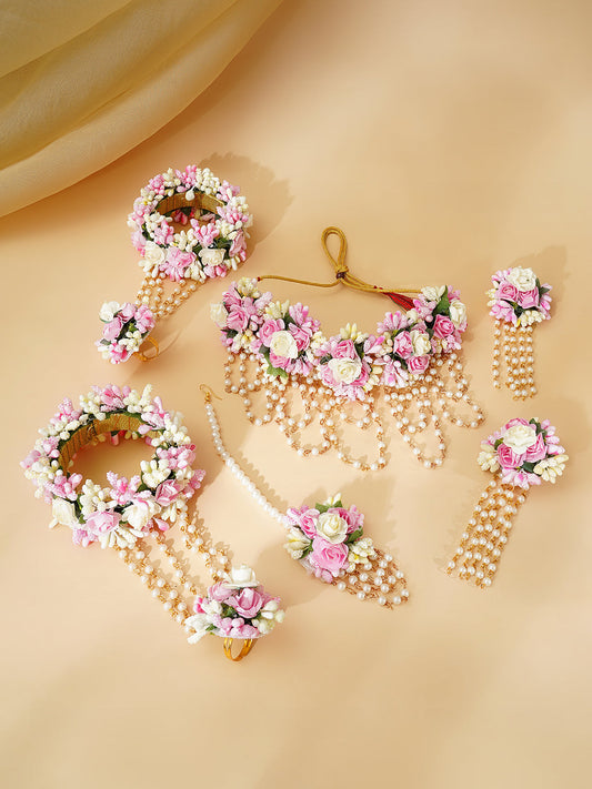 【Rubans】 Gold Plated Pearl Beaded Pink & White Floral Choker Necklace Set With Maang Tikka & Hathphool|ゴールドメッキ パールビーズ ピンク&ホワイト フローラル チョーカーセット(マーンティッカ・ハスプール付き)