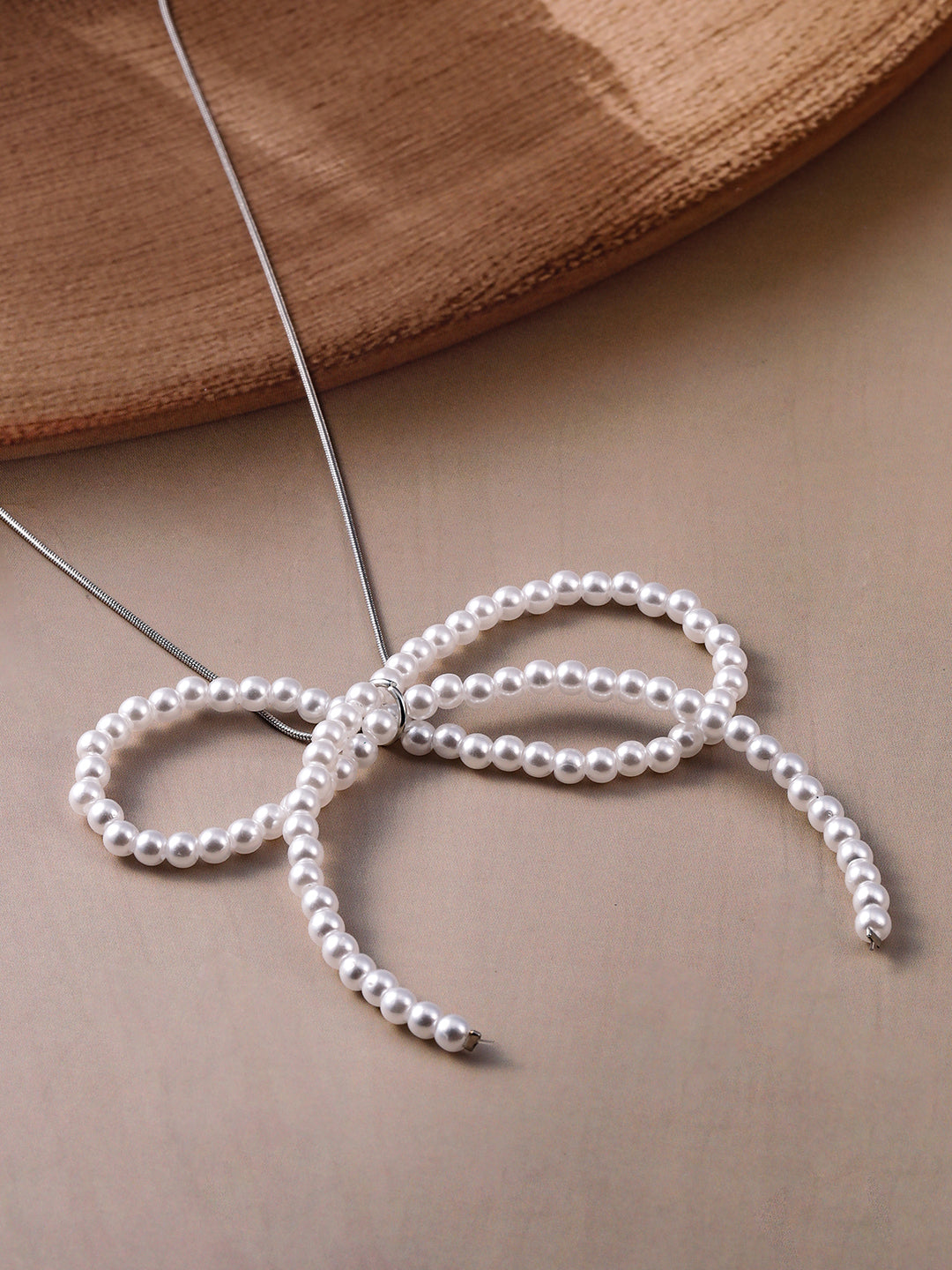White Pearl Bow Necklace with Silver-Plated Clasp Pink