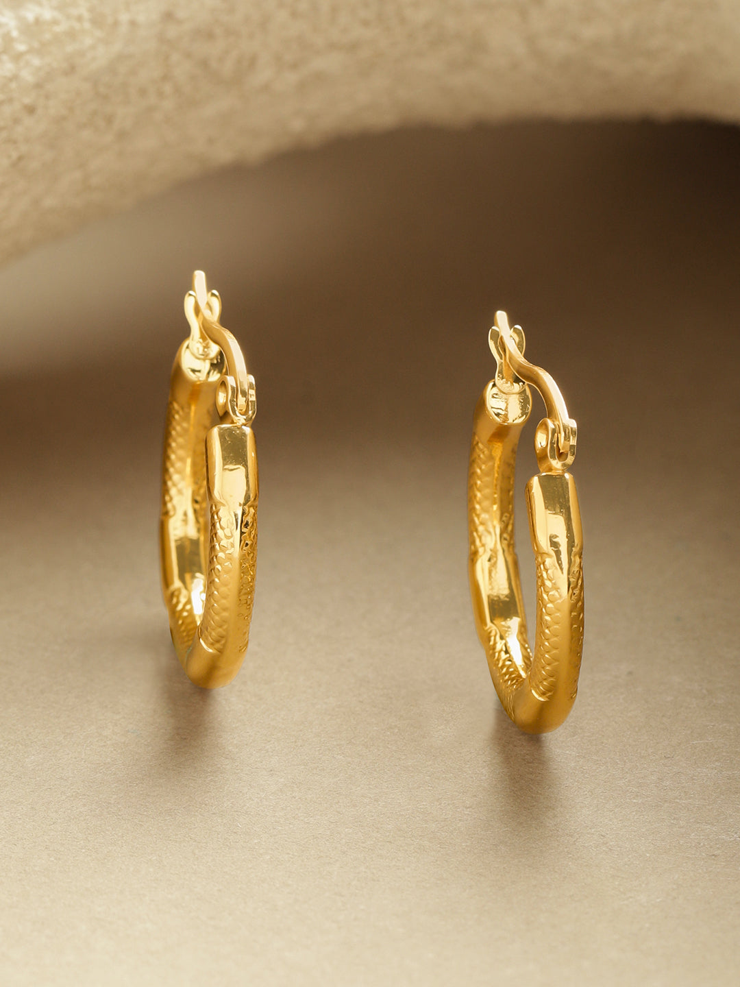 【Rubans】 Gold Toned Hoop Earrings|ゴールドトーン テクスチャード クラシック フープイヤリング