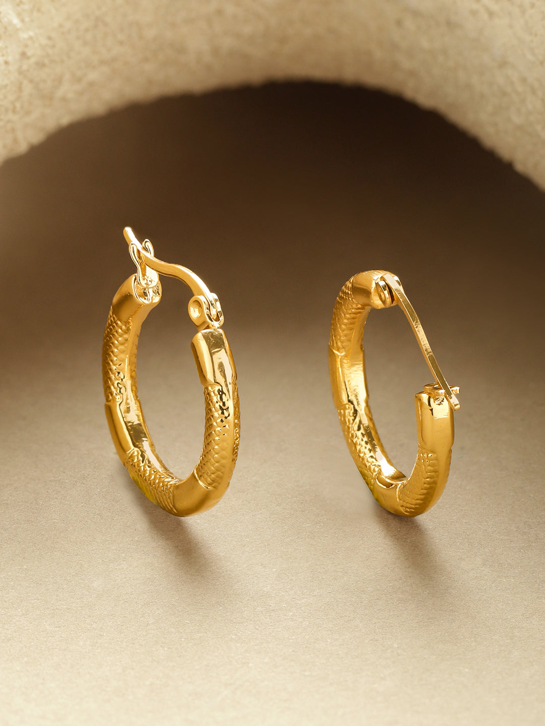 【Rubans】 Gold Toned Hoop Earrings|ゴールドトーン テクスチャード クラシック フープイヤリング
