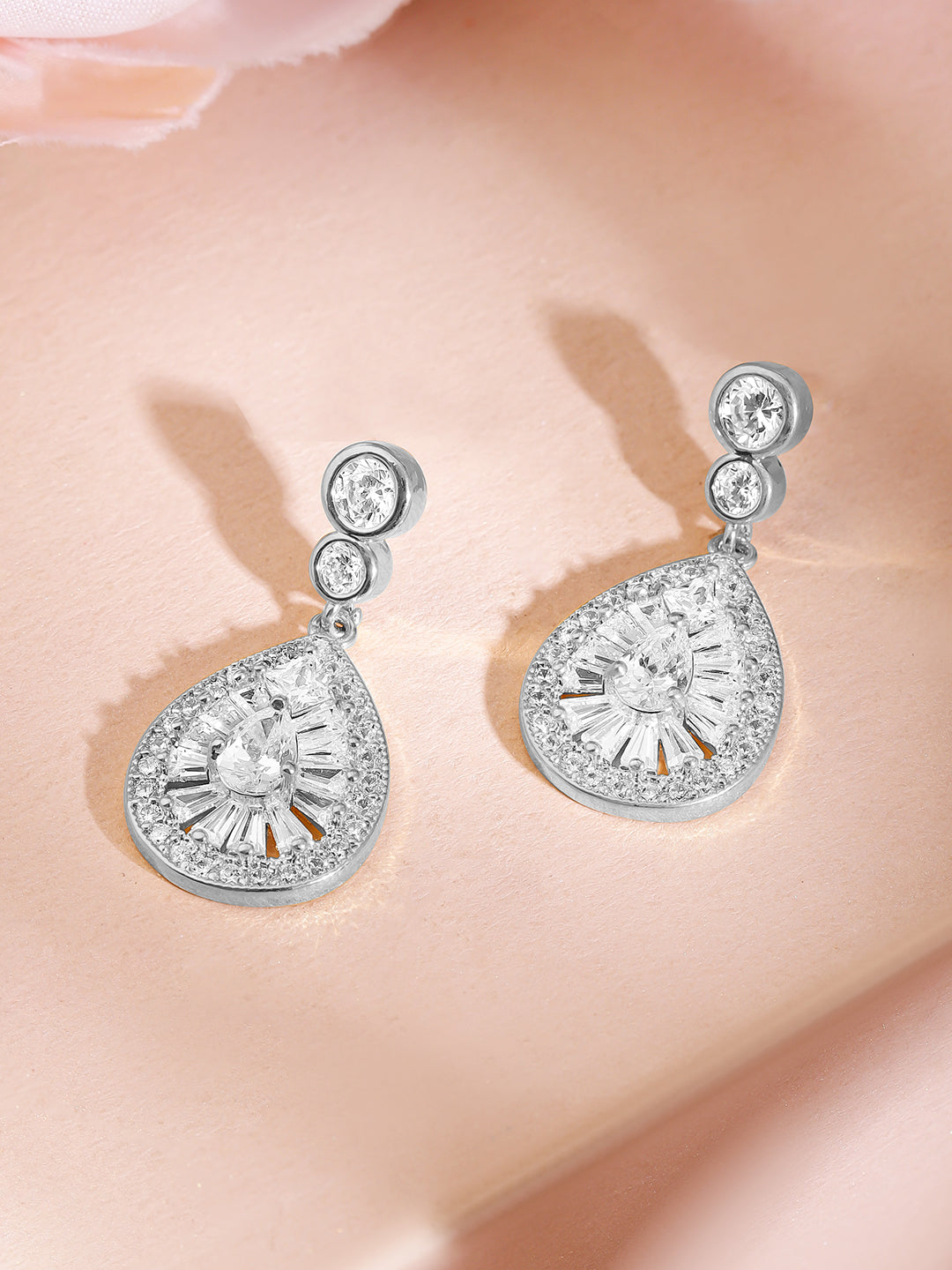 【Rubans】 Whispers of Crystals Rhodium Plated Teardrop Earrings|ウィスパーズ オブ クリスタル ロジウムメッキ ティアドロップ イヤリング