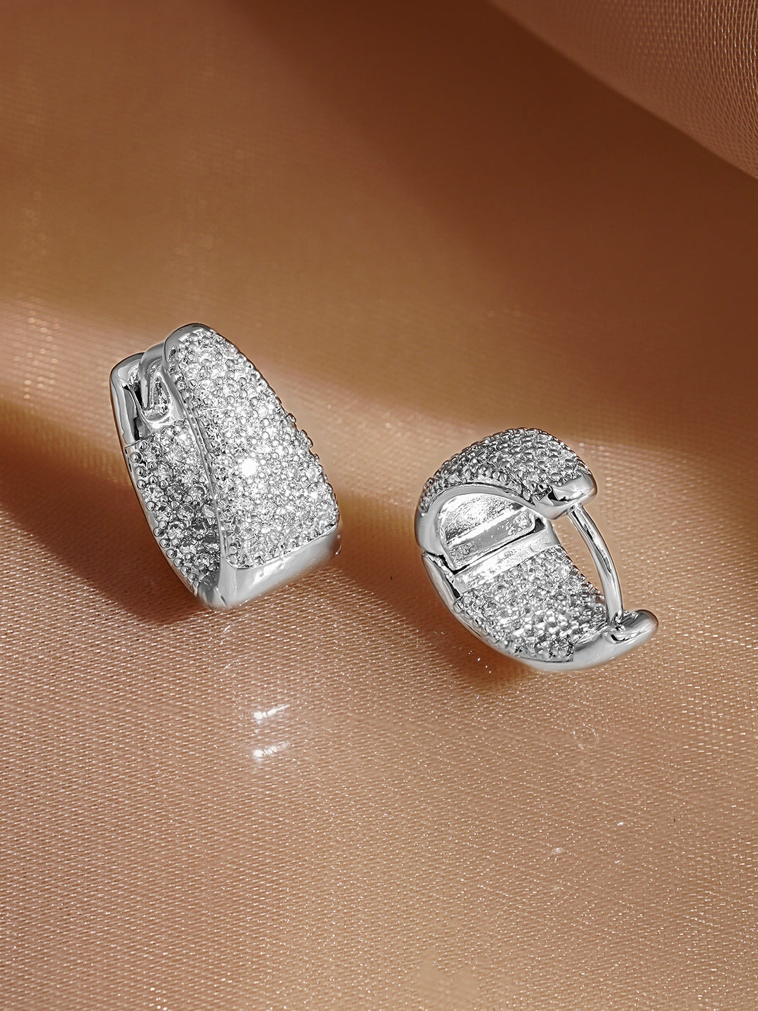 Rubans Rhodium-Plated Crystal Zirconia Tapered Minimal Huggie Hoop Earrings フリーサイズ