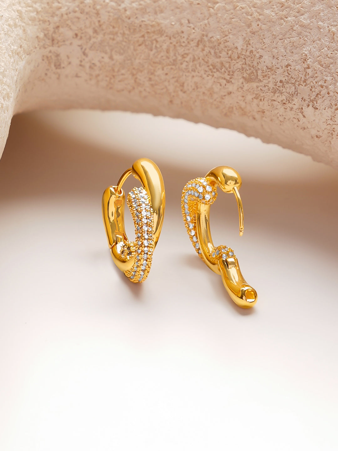 【Rubans】Gold Plated dual-band twist huggie hoop earrings|ゴールドメッキ デュアルバンド ツイスト ハギーフープピアス