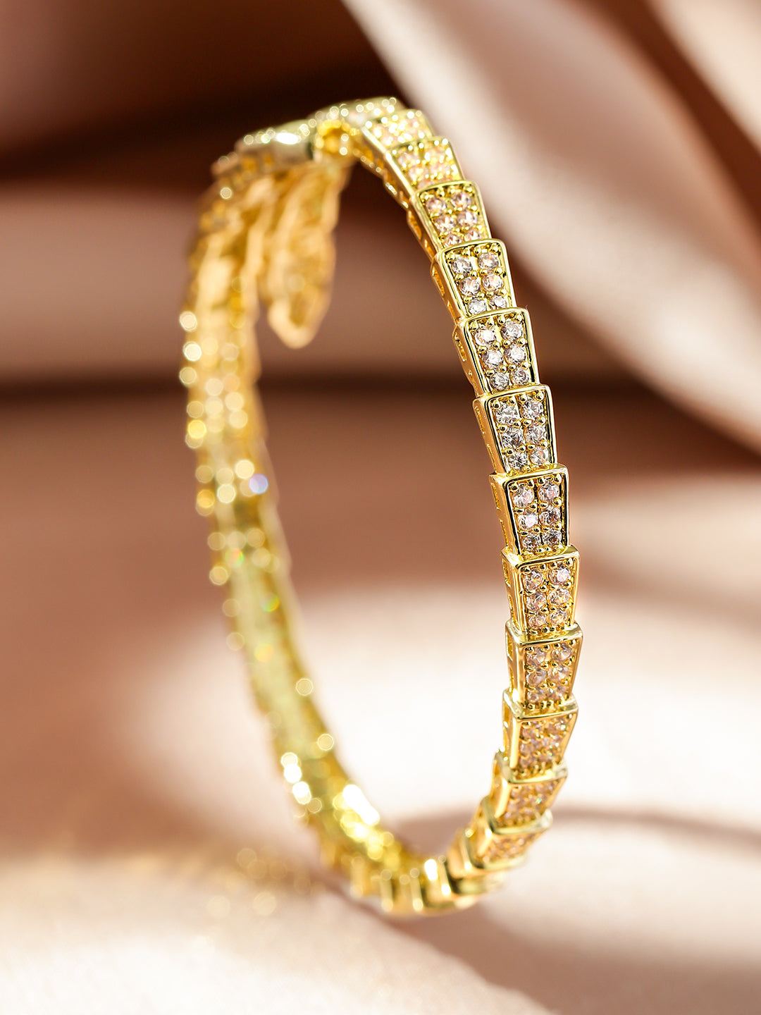 【Rubans】 22K Gold-Plated Snake Motif Bangle with Dazzling Cubic Zirconia|22Kゴールドメッキ スネークモチーフ キュービックジルコニア バングル