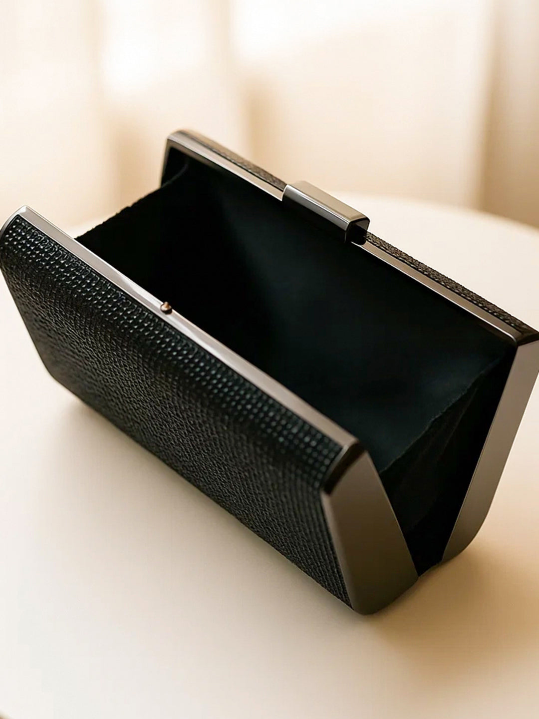 Evening Glam Textured Black Clutch フリーサイズ