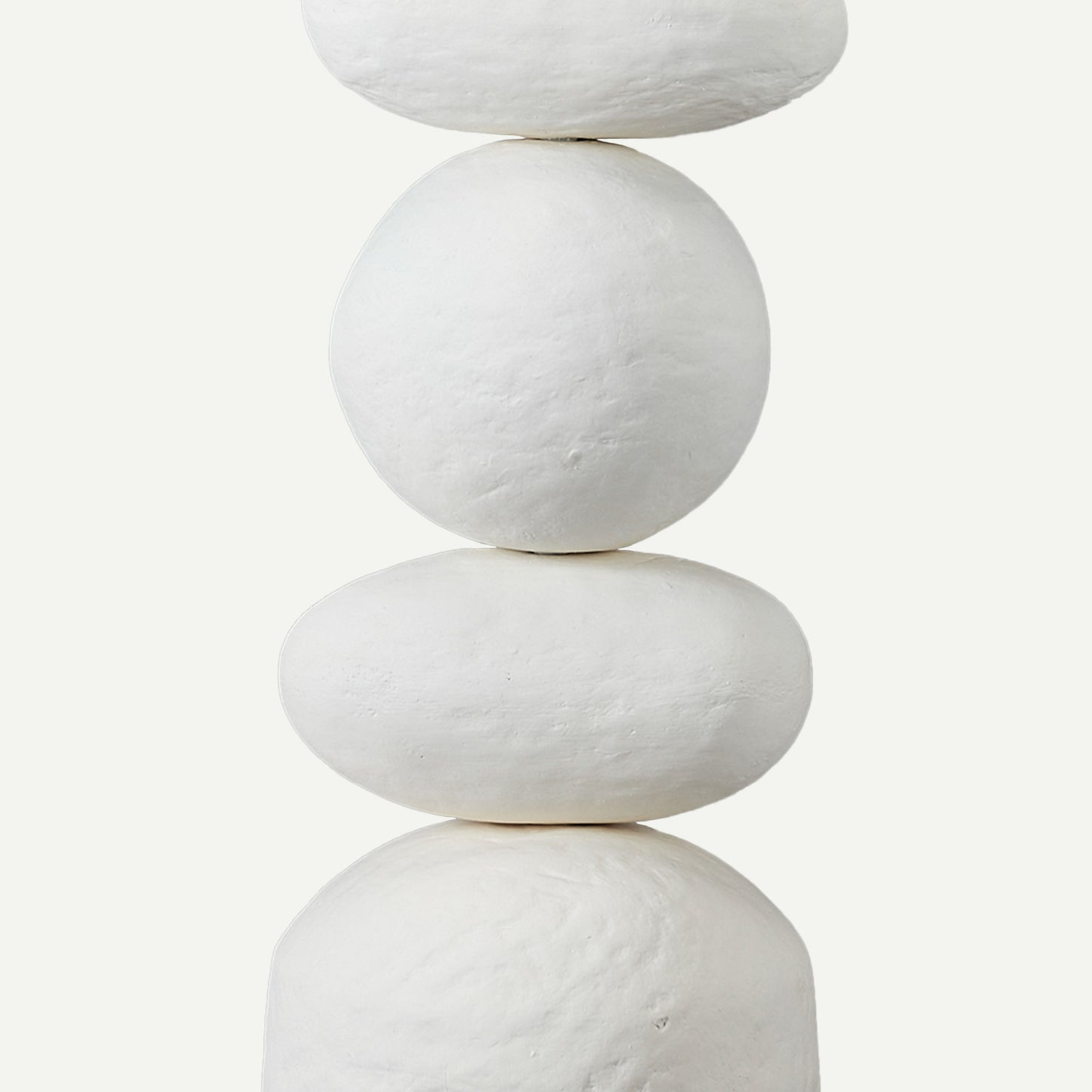 IVORY TOTEM 32(長さ) x 32(幅) x 150(高さ)
