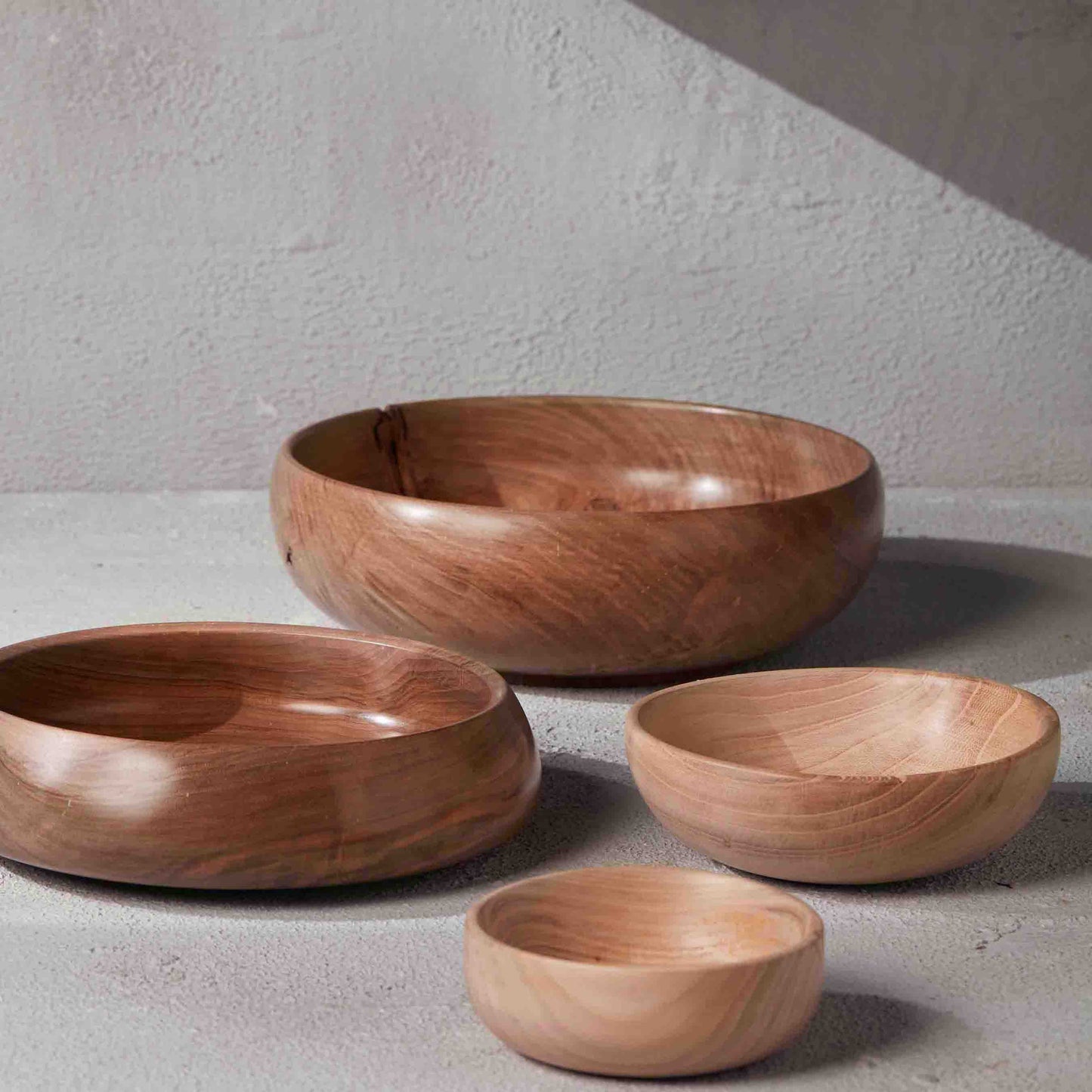 KAMAL WOODEN BOWL 25.7(長さ) x 25.7(幅) x 6.4(高さ); 直径: 25.7
