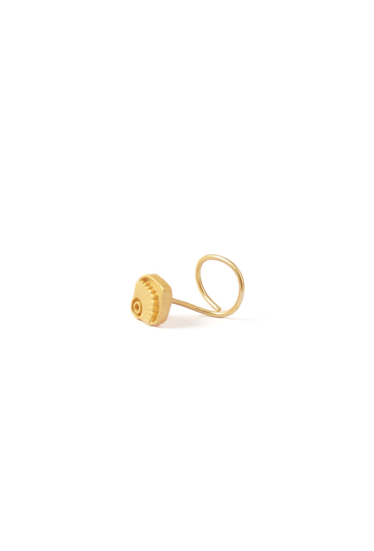 Fish Shaped Intricate Motif Nosepin in Gold Brass タイプ ピアス