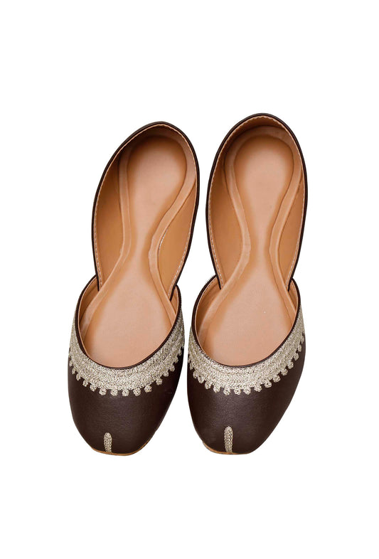 Brown Embroidered Cruelty-Free Leather Juttis サイズ EU38