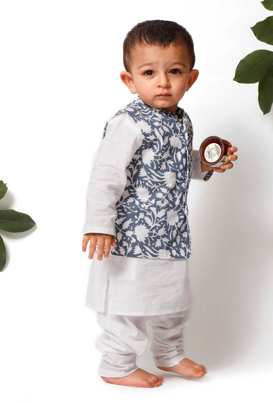 Set of 3: Fred Blue Jacket with White Kurta Pyjama Set サイズ 3〜6か月