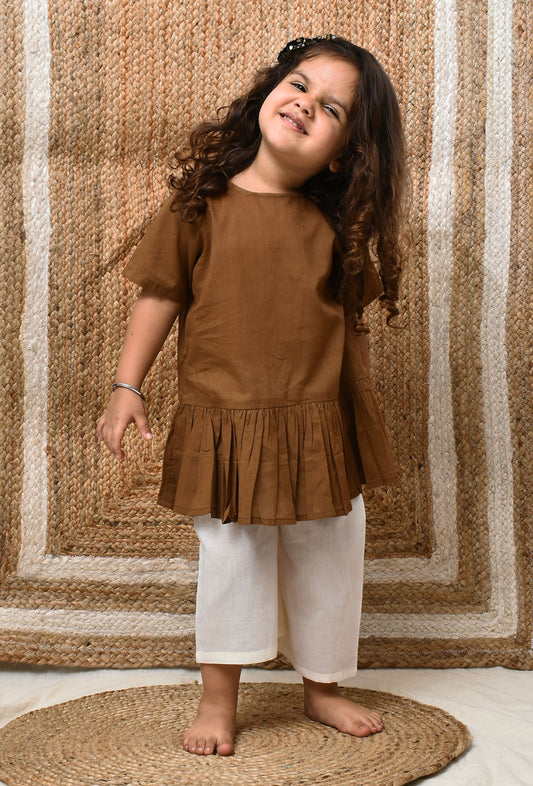Set of 2: Brown Mul Mul Kurta with Off-White Pants サイズ 9〜12か月
