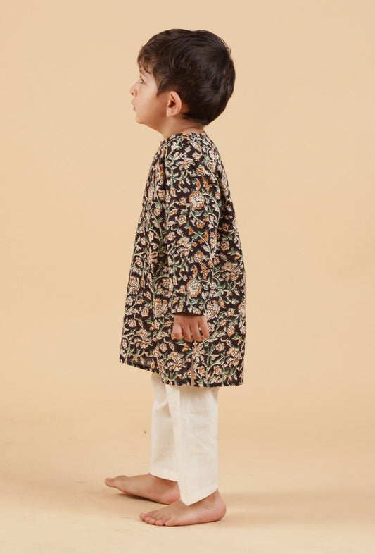 Set of 2: Kyan Black Kalamkari Printed Cotton Kurta & Off-White Pyjama サイズ 6〜9か月