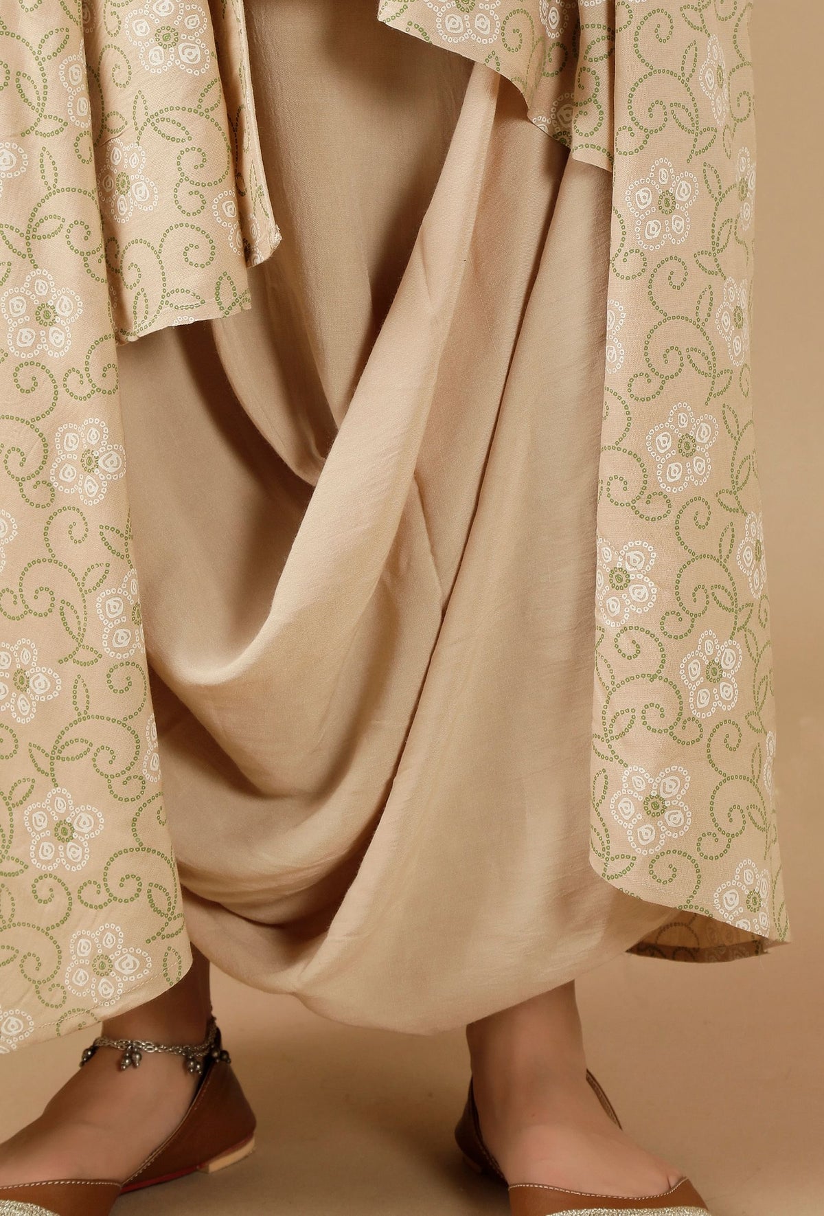 Beige Bandhani Asymmetrical Cape サイズ XXXL
