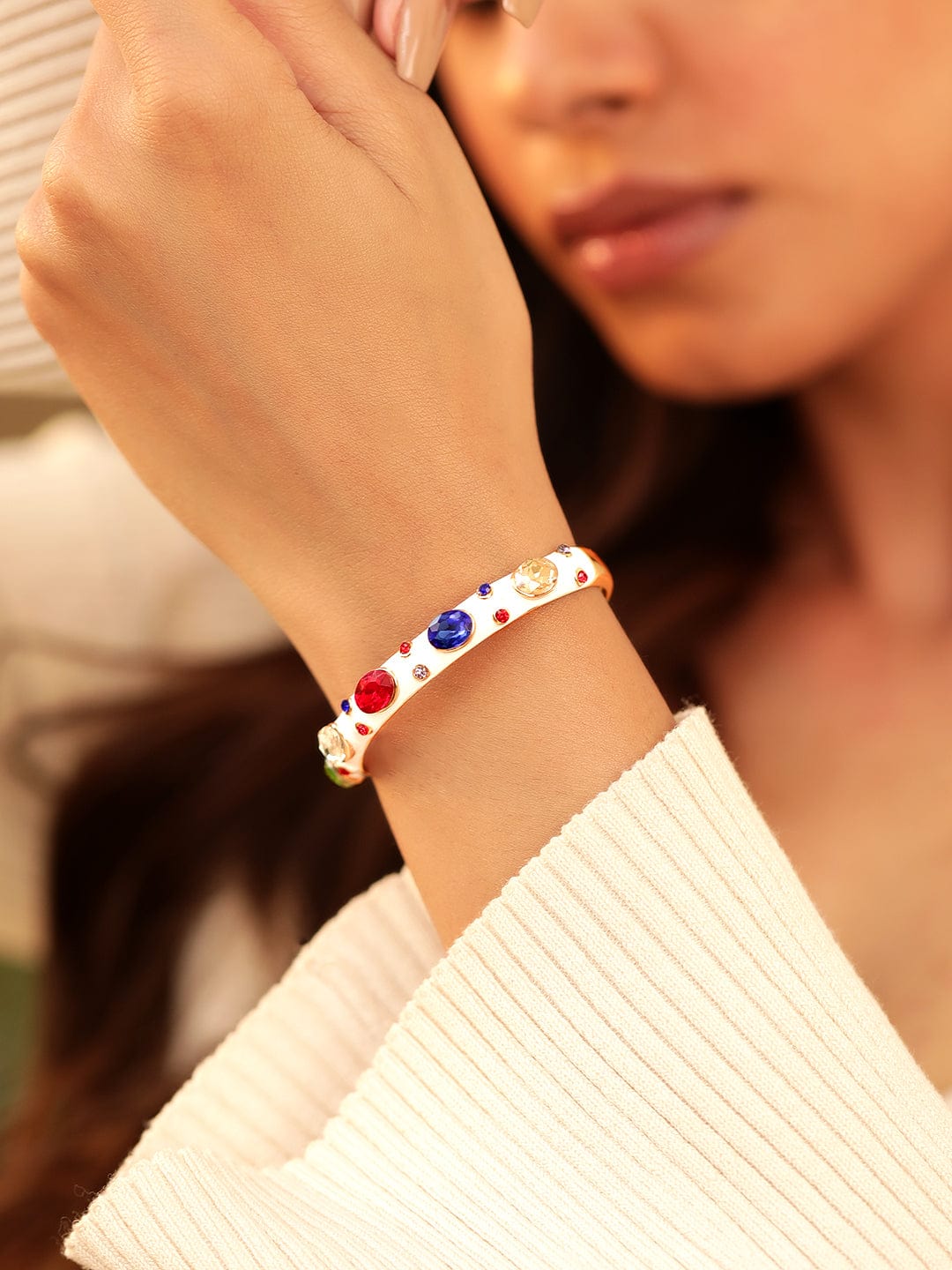 【Rubans】 18K Gold Plated White Enamel Multicolor Crystal Stone Studded Cuff Bracelet|18K ゴールドメッキ ホワイトエナメル マルチカラークリスタル カフブレスレット