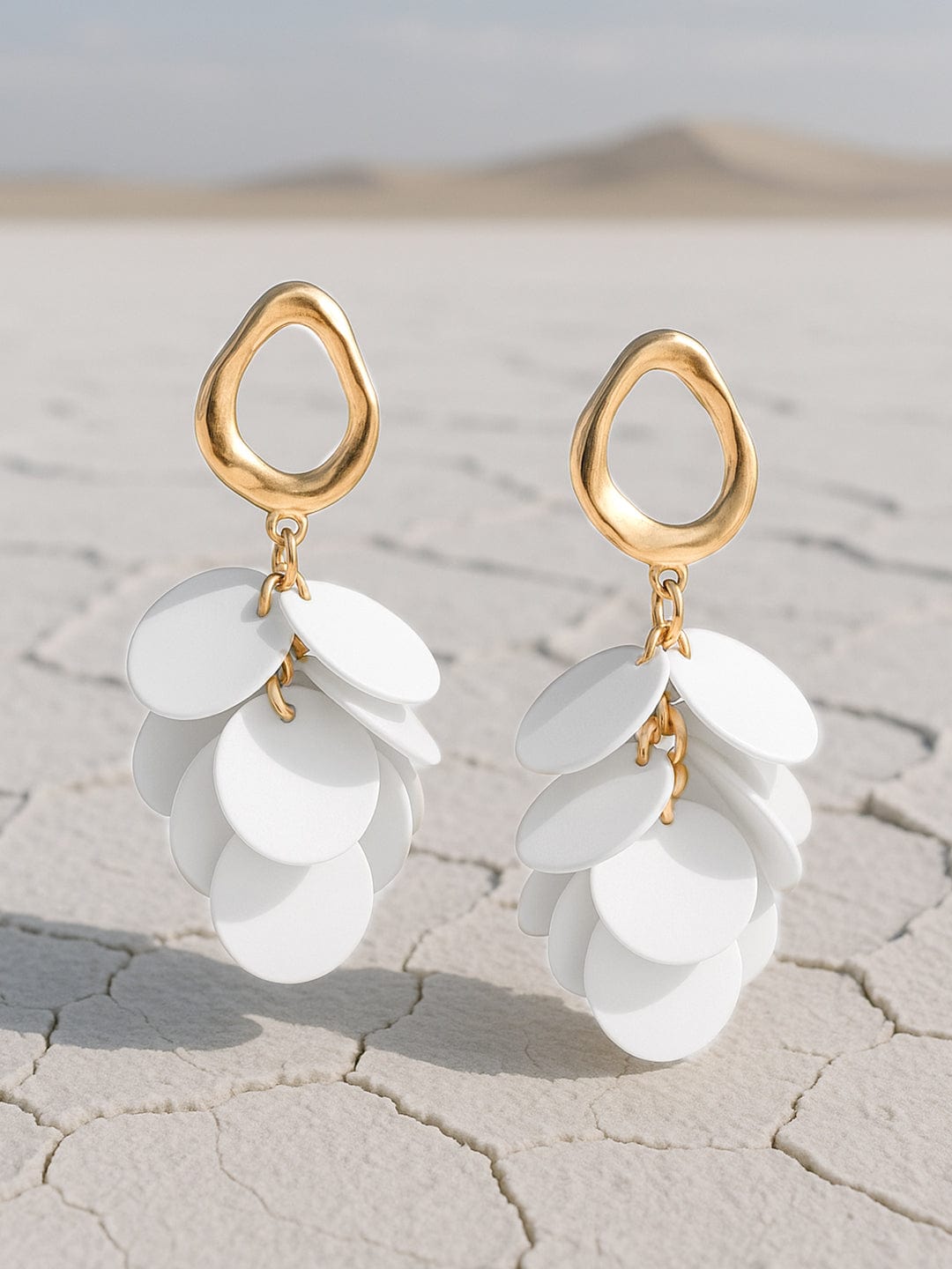 【Rubans】 Gold Plated Handcrafted White Circular Plates Drop Earrings|ゴールドメッキ ハンドクラフト ホワイト サーキュラープレート ドロップイヤリング