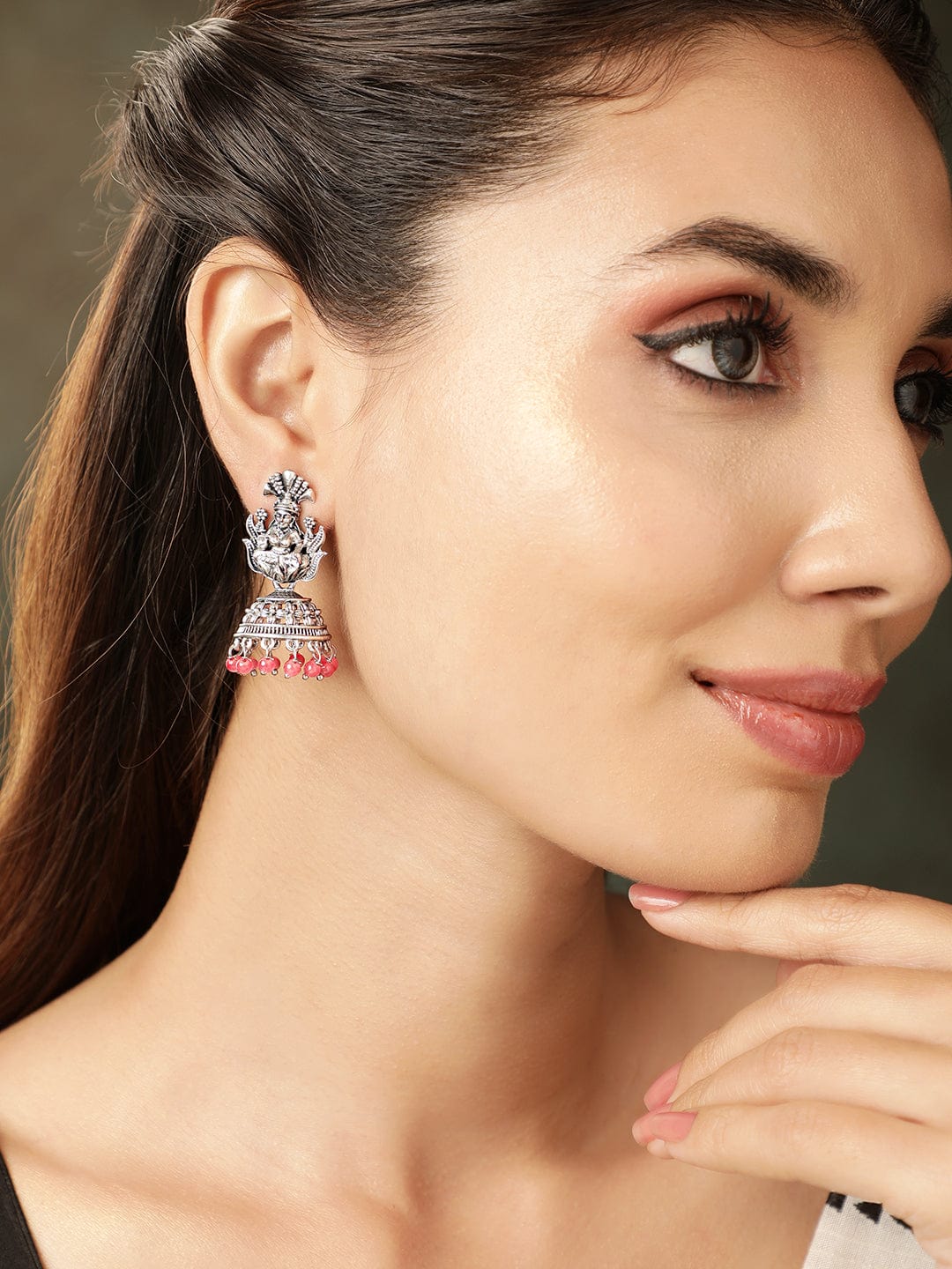 【Rubans】 Oxidised Silver-Plated Coral Pink Beaded Goddess Laxmi Dome Jhumkas|オキシダイズドシルバー コーラルピンクビーズ ラクシュミ女神 ドーム型ジュムカ