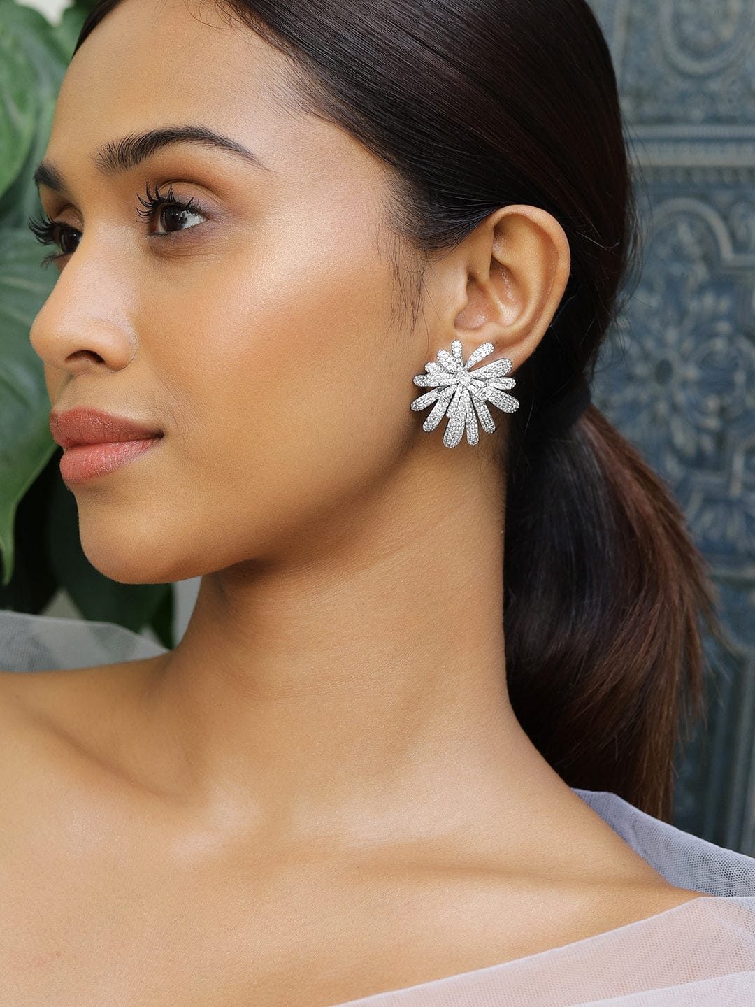 Floral Motif Shimmering Ear Studs Silver