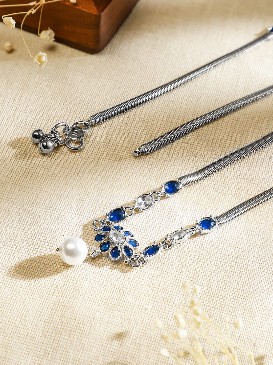 Rubans Set of 2 Oxidised Silver-Plated Blue & White Kundan Stone Anklets with Pearl Accents フリーサイズ