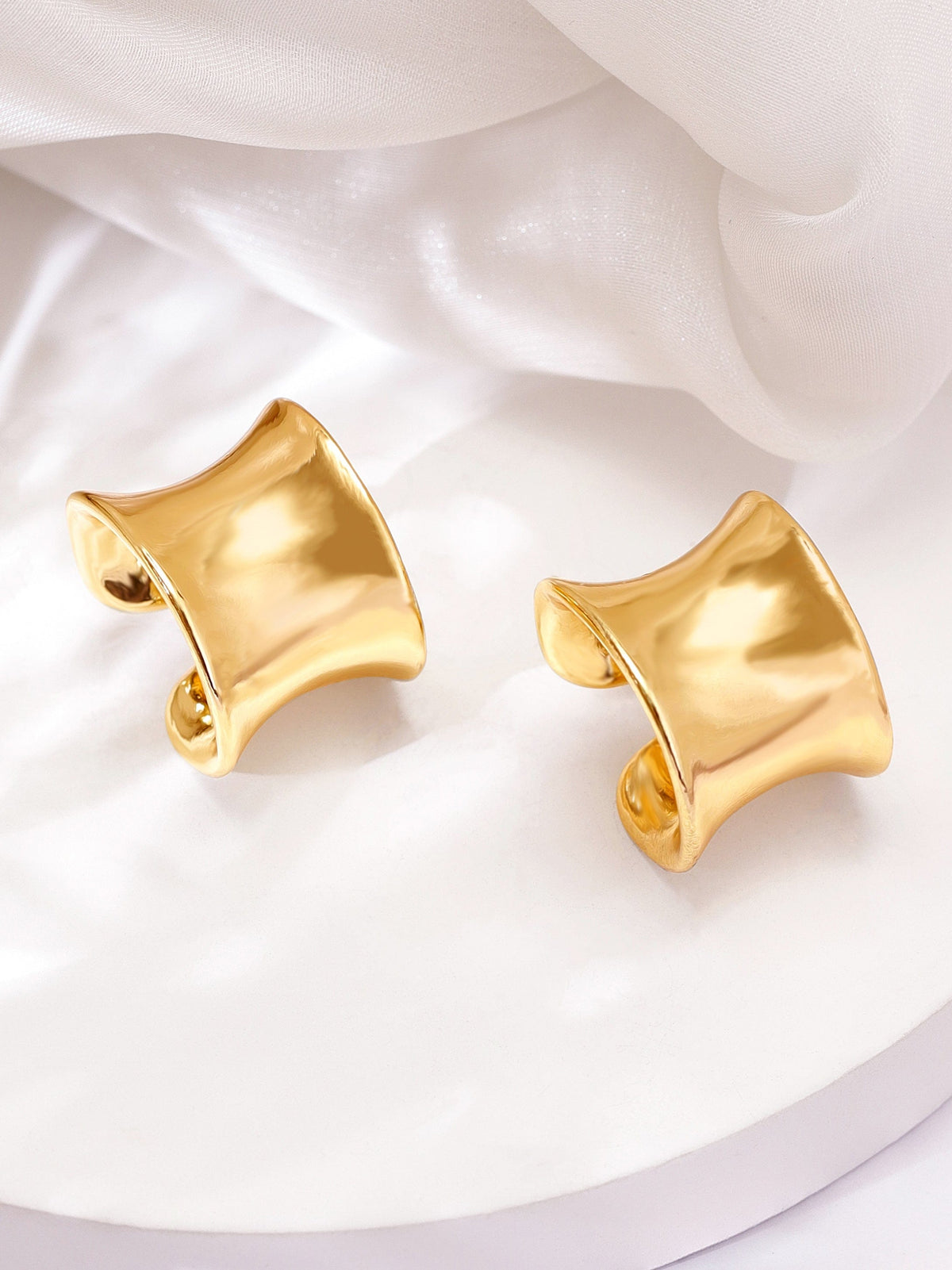 【Rubans】 Voguish Classic Elegance Gold Plated Half Hoop Earrings|ヴォーギッシュ クラシック エレガンス ゴールドメッキ ハーフフープ イヤリング