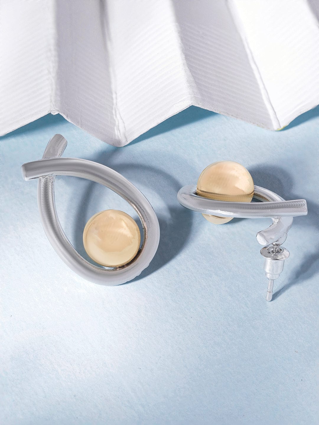 【Rubans】 Voguish Dual Toned Contemporary Ribbon Wrap Stud Earrings|ヴォーギッシュ デュアルトーン コンテンポラリー リボンラップ スタッドイヤリング