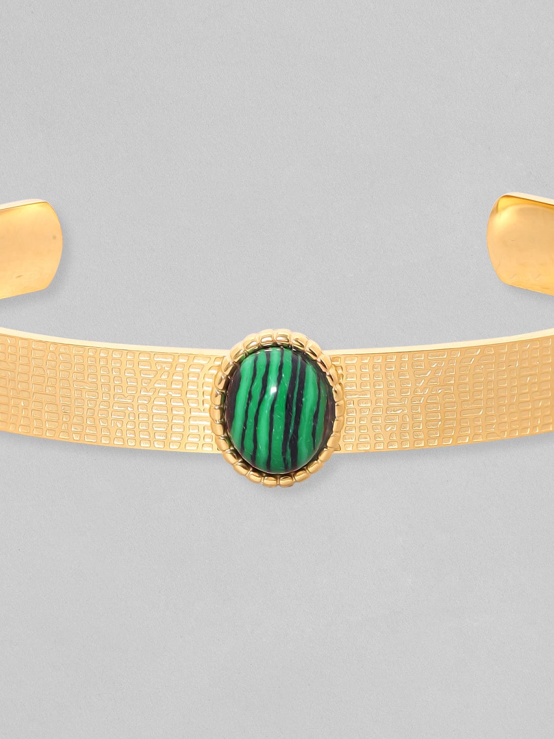 【Rubans】 Voguish 18K Gold Plated Green Gem Studded Cuff Bracelet|ヴォーギッシュ 18Kゴールドメッキ グリーンストーン カフブレスレット