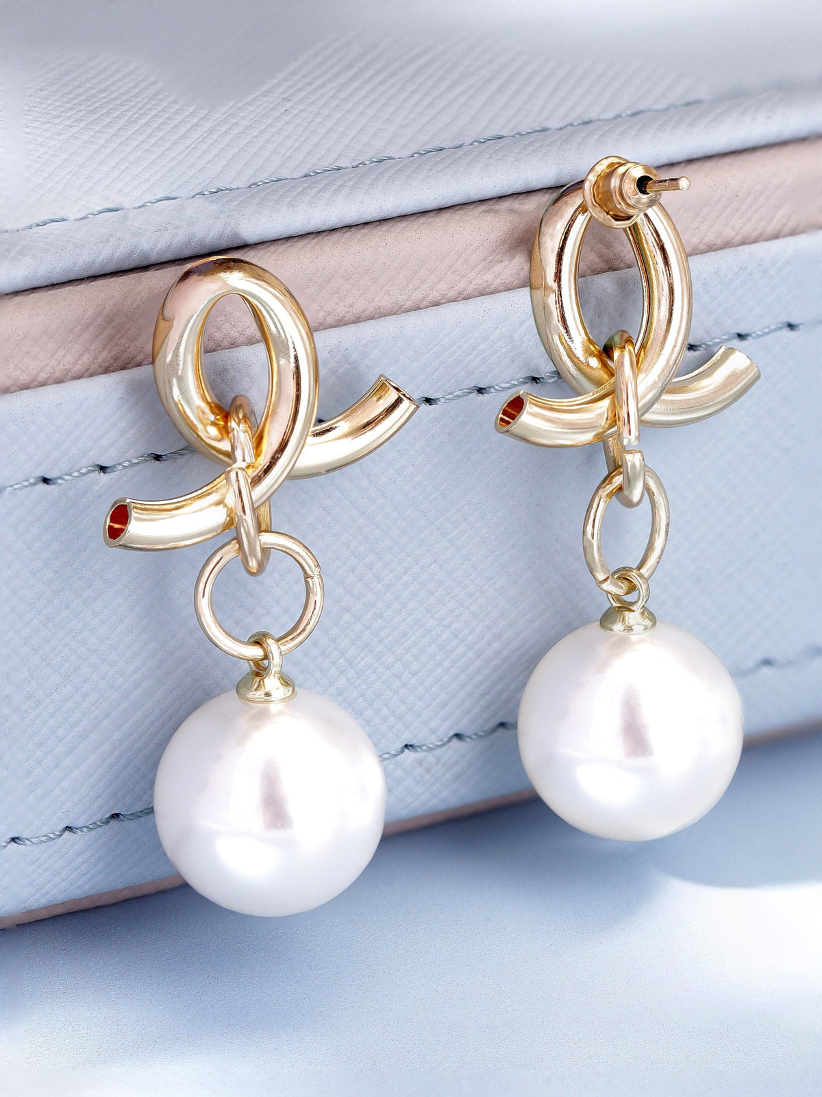 【Rubans】 Voguish Regal Radiance Gold Plated Drop Earrings with Pearl Beaded Hanging|ヴォーギッシュ リーガルラディアンス ゴールドメッキ パールビーズ ドロップイヤリング
