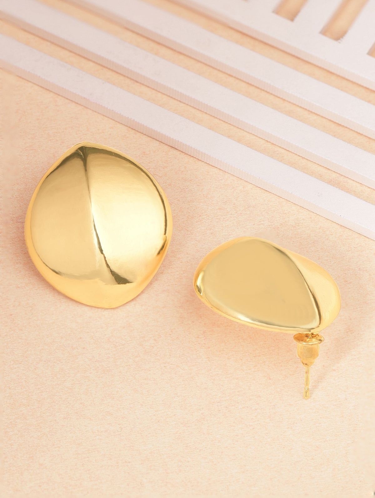 【Rubans】 Rhodium Plated Leaf Motif Contemporary Stud Earrings|ロジウムメッキ リーフモチーフ コンテンポラリー スタッドイヤリング