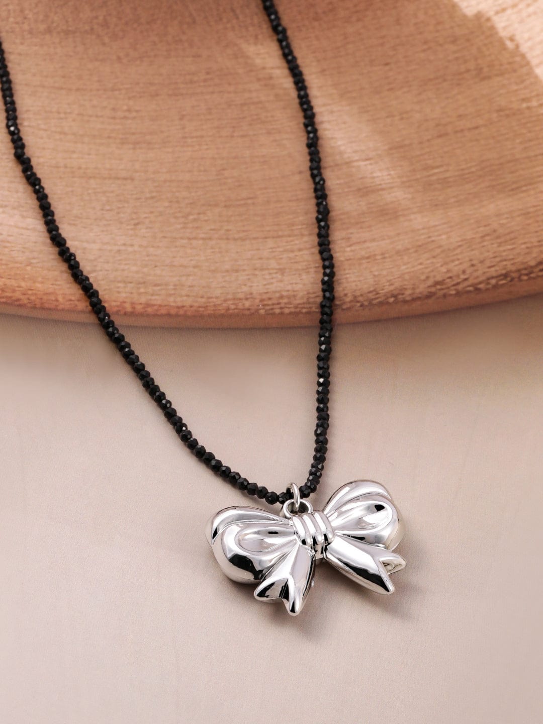 【Rubans】 Voguish Rhodium Plated Black Beaded Necklace with Silver Bow Pendant|ヴォーギッシュ ロジウムメッキ ブラックビーズ リボンペンダント ネックレス|Black