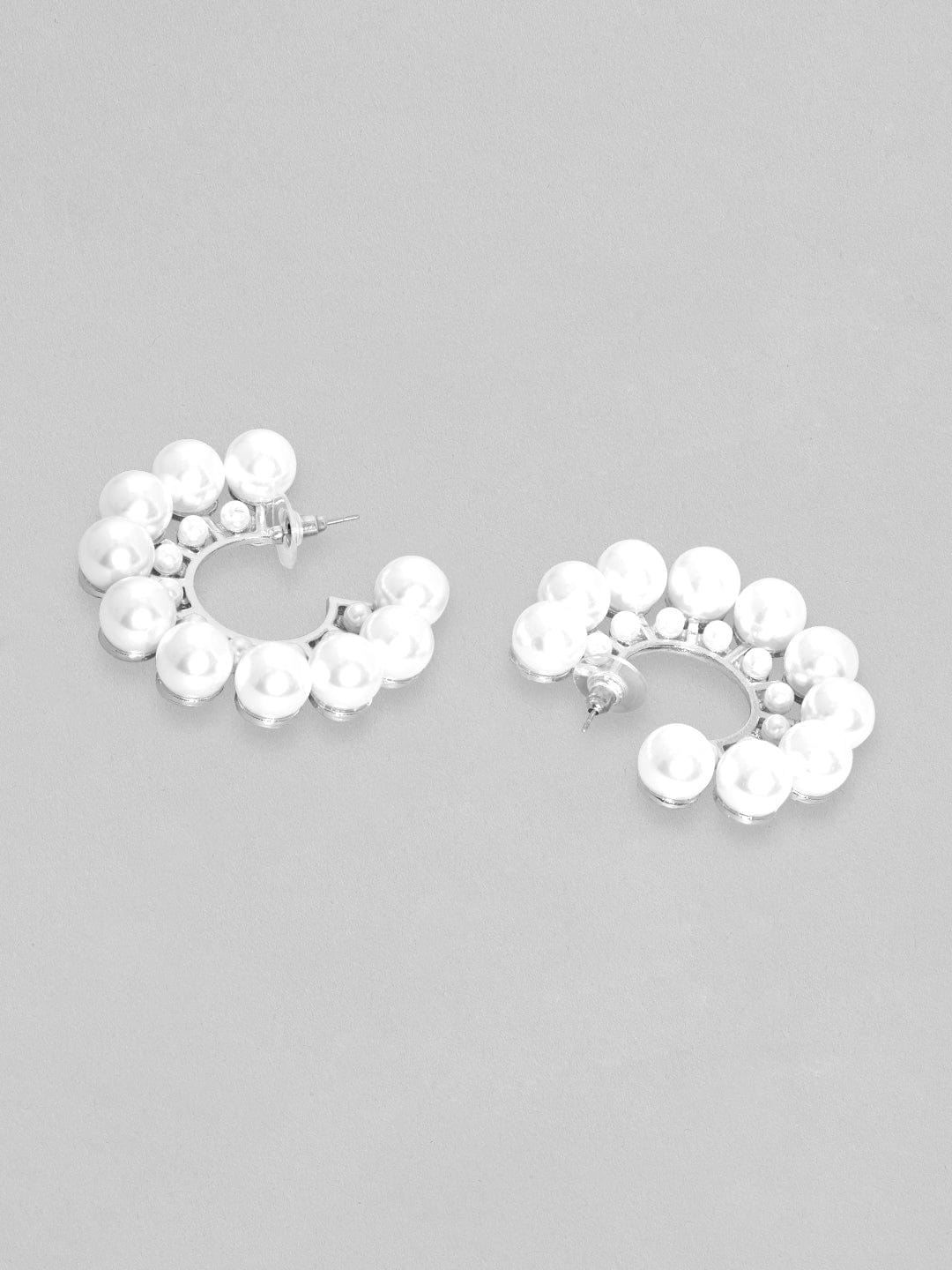 【Rubans】 Voguish Silver Toned White Pearls Studded Hoop Earrings|ヴォーギッシュ シルバートーン ホワイトパール フープイヤリング