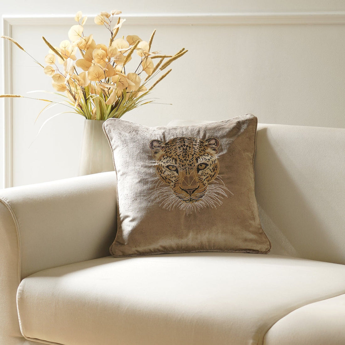 Pure Home + Living のトープ色ベルベットに、ヒョウの顔を刺繍した45×45cmのクッションカバー