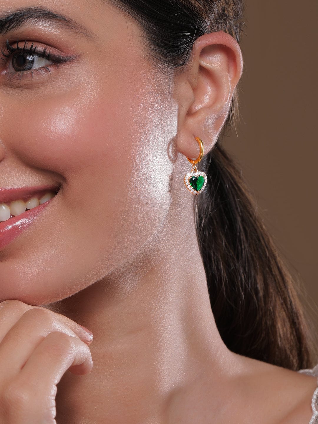 【Rubans】 Contemporary Emerald Zirconia Hoop Drops｜18K ゴールドメッキ ステンレススチール エメラルド CZ ドロップイヤリング