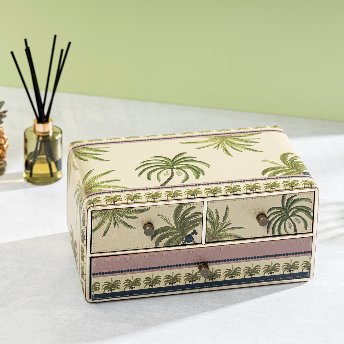 【Pure Home + Living】 Palmero Beige & Green Faux Leather 3-Part Organiser｜パルメロ ベージュ＆グリーン フェイクレザー 3 仕切りオーガナイザー｜31.5×21×15cm