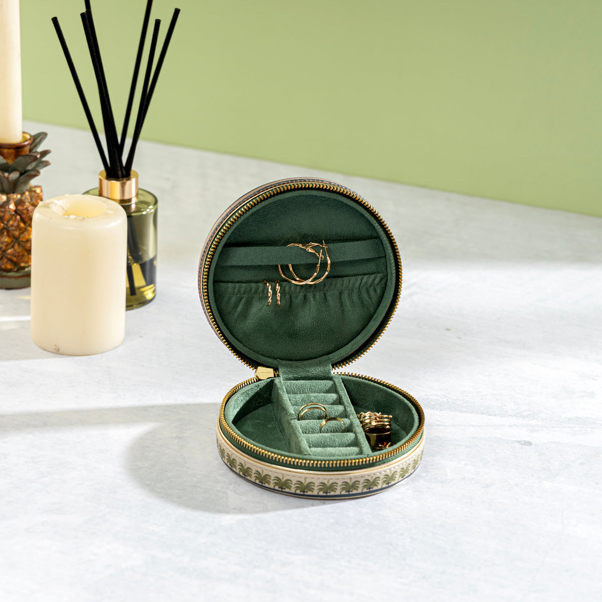 【Pure Home + Living】 Palmero Beige & Green Faux Leather Round Jewellery Box｜パルメロ ベージュ＆グリーン フェイクレザー 丸型ジュエリーボックス｜16×14×5.5cm