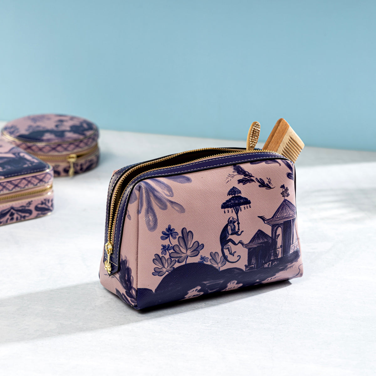 【Pure Home + Living】 Far East Pink Faux Leather Vanity Pouch - Large｜ファーイースト ピンク フェイクレザー バニティポーチ（L）｜23×8×16.5cm