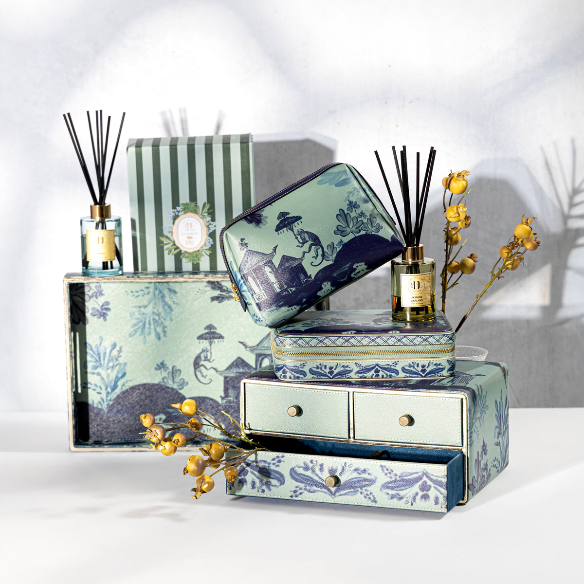 【Pure Home + Living】 Far East Blue Faux Leather Vanity Pouch - Large｜ファーイースト ブルー フェイクレザー バニティポーチ（L）｜23×8×16.5cm