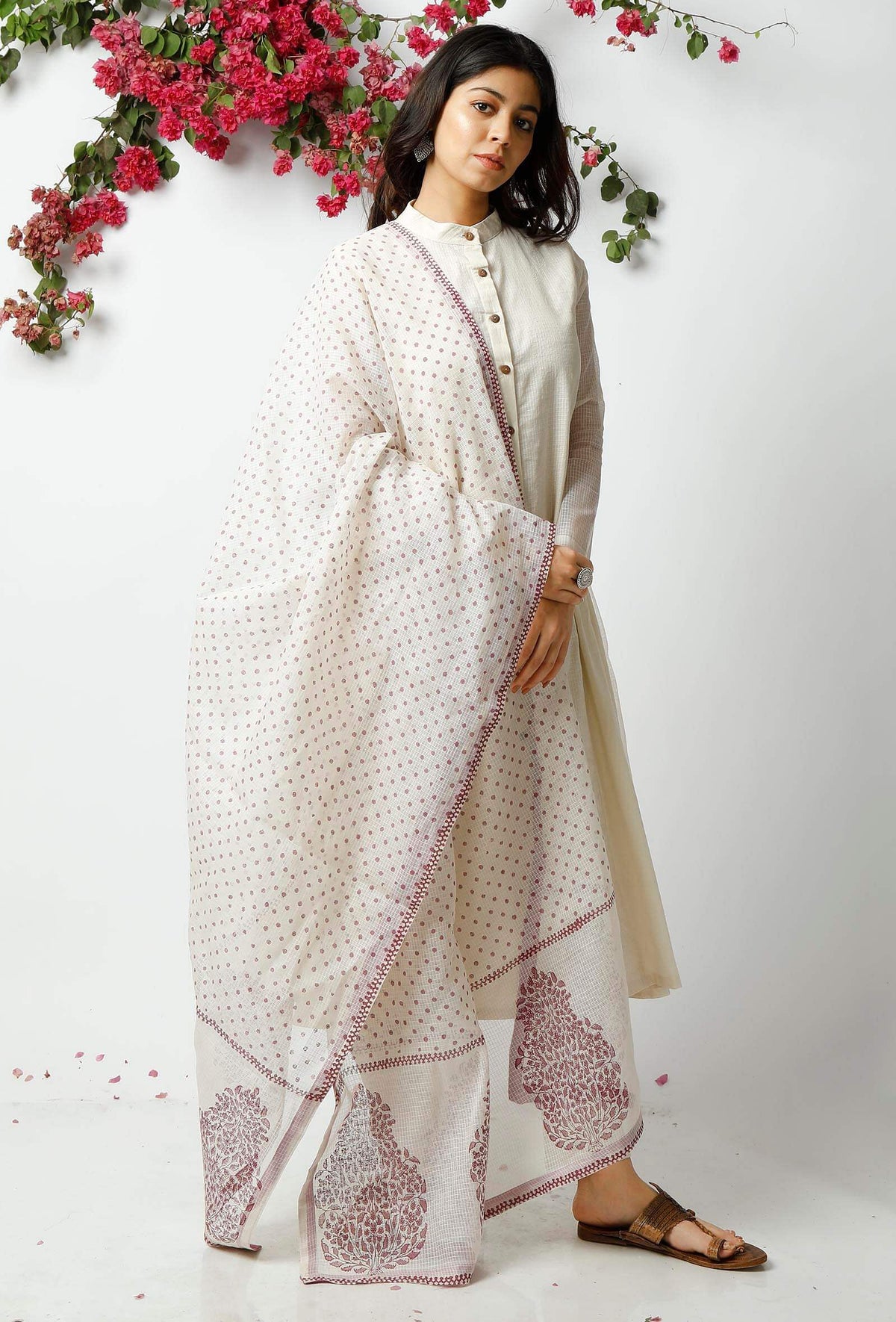Set of 3: Off White Cotton Kurta with White Pants and Spotted Kota Dupatta サイズ XS