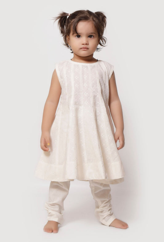 Set of 2: Frost White Cut Sleeves Malmal Anarkali with Churidar サイズ 3〜4歳